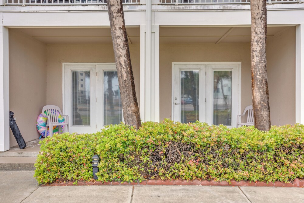 Walk to Beach: Condo in Pensacola w/ Pool Access