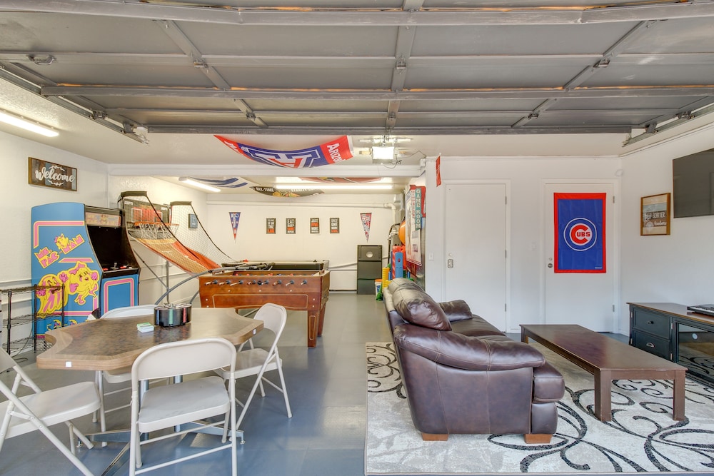 Game Room, Fire Pit, Deck: Remodeled Pinetop Cabin