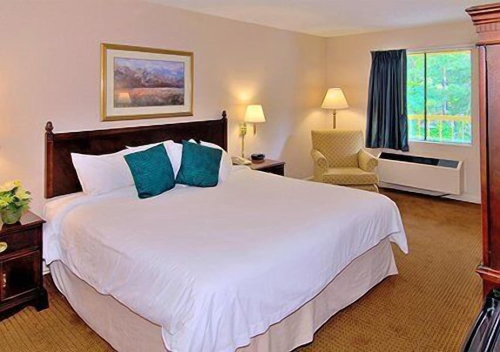 Econo Lodge Inn & Suites Columbus near Fort Benning