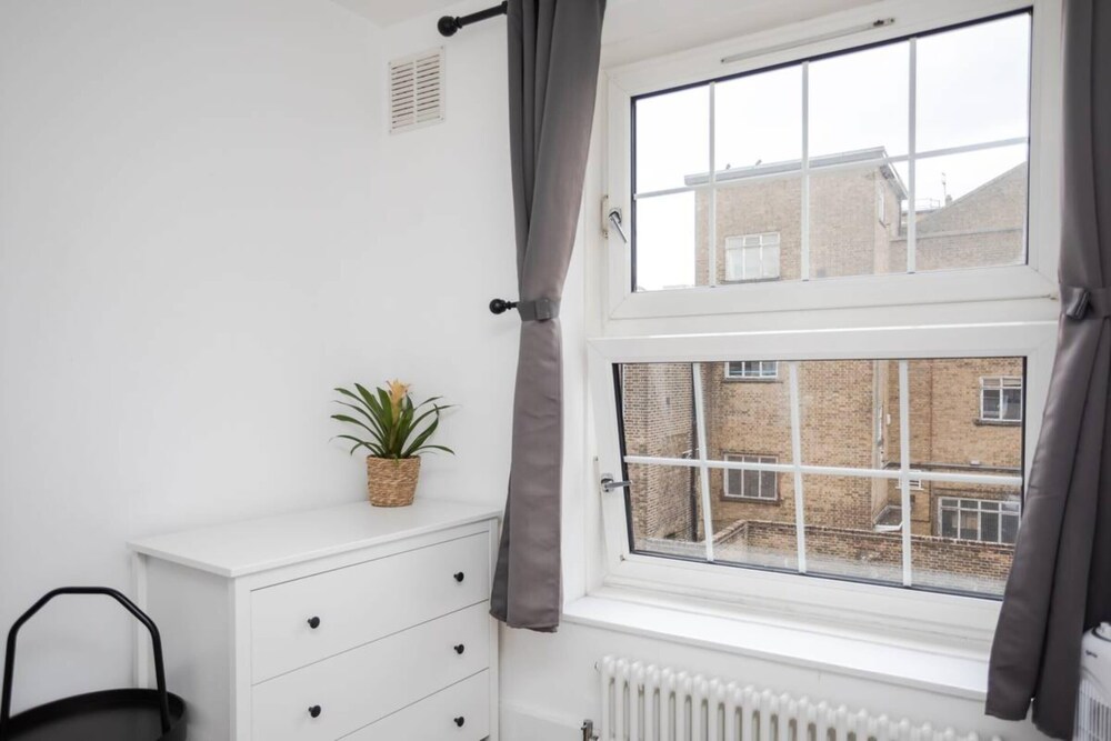 Spacious 4 Bedroom Apartment in Bethnal Green