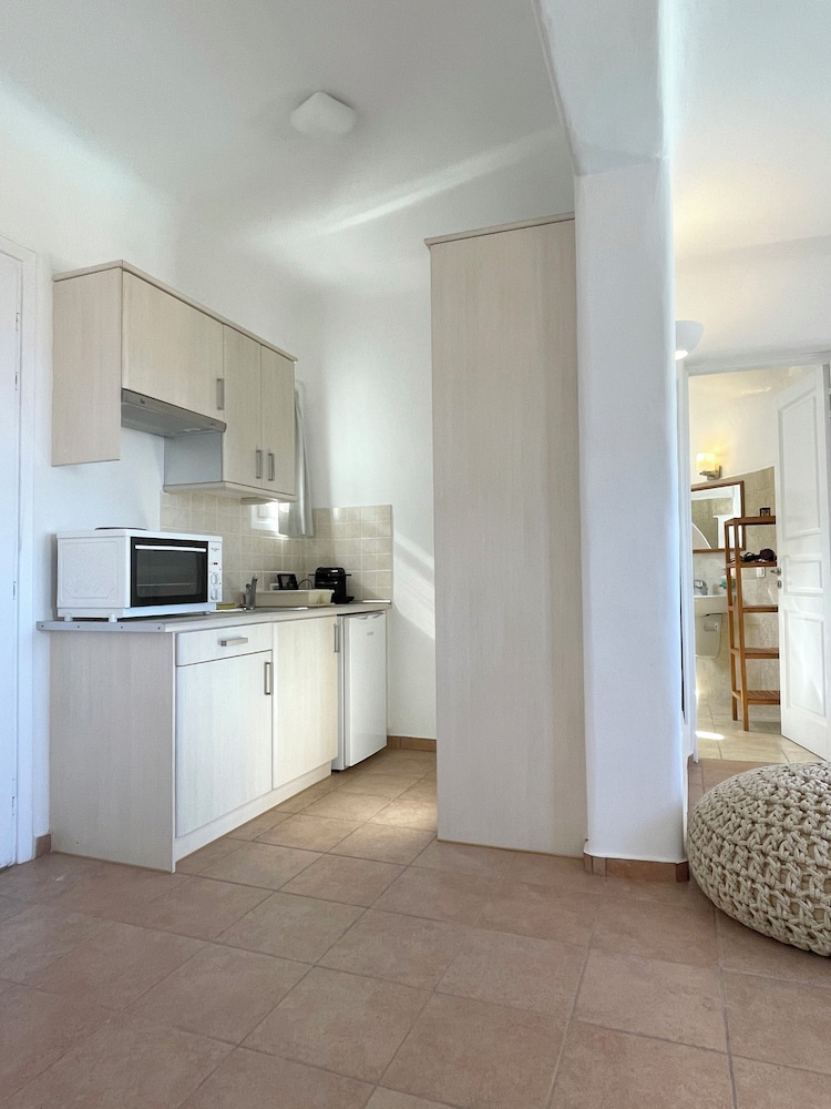 Yakinthos Residence
