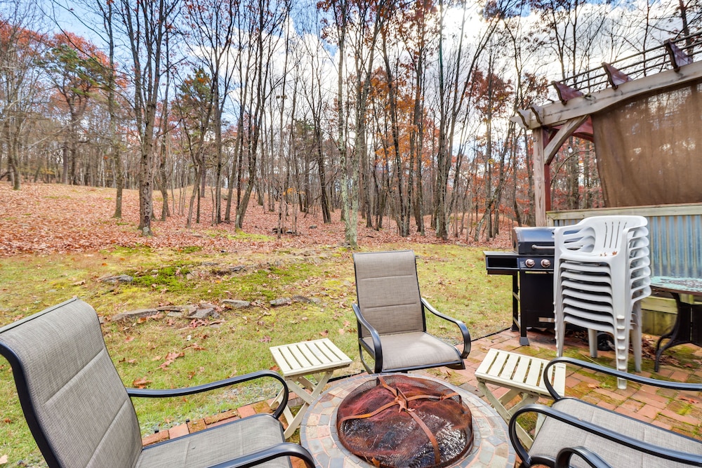 Pocono Mountains Retreat w/ Pool Table & Hot Tub!