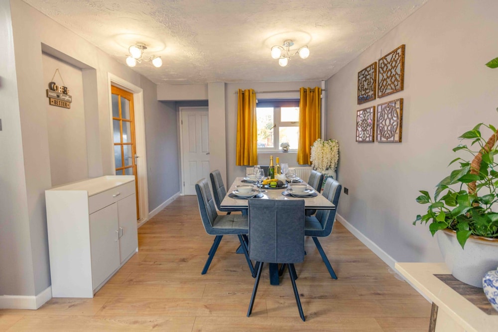 3 Bedrooms - Sleeps 8 - Wifi - 3 Car Parking