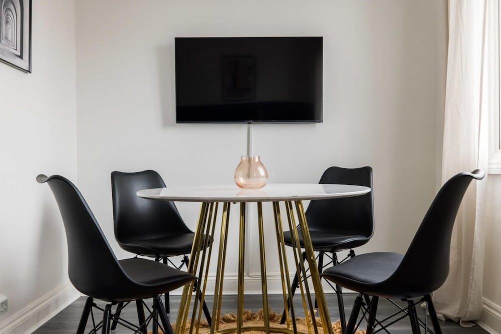 Stylish 2 Bedroom Apartment - Shepherd s Bush