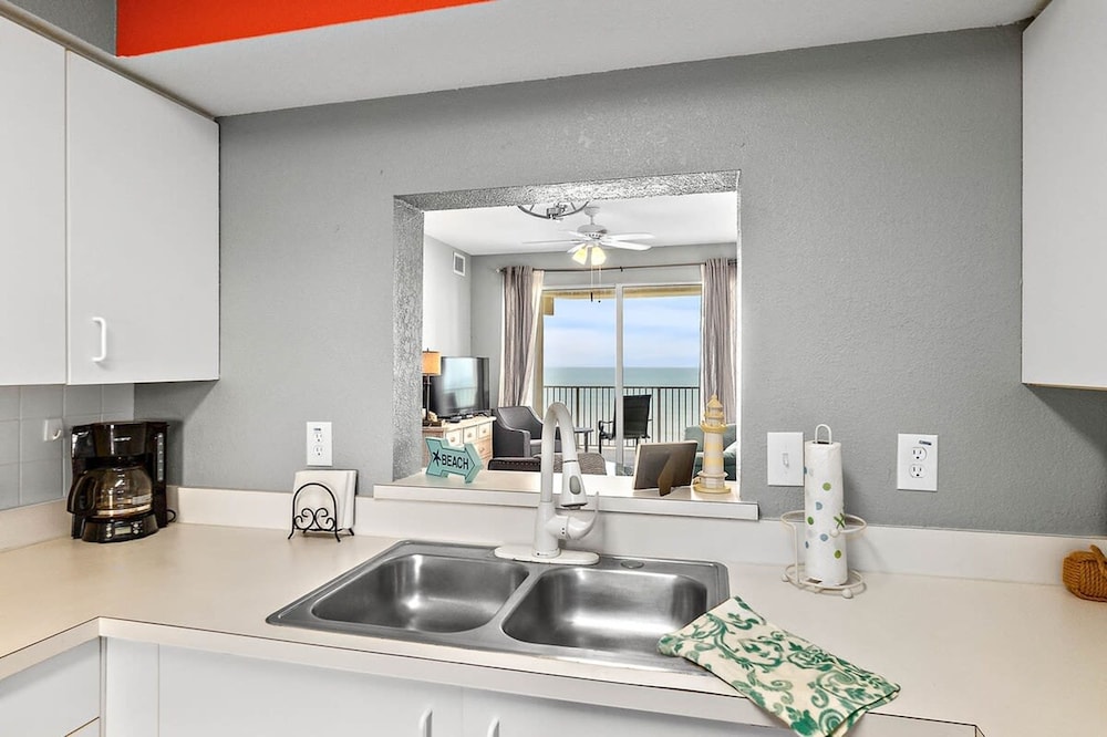 Oceanview Top-floor Penthouse in Surf Club Beach Pool Access