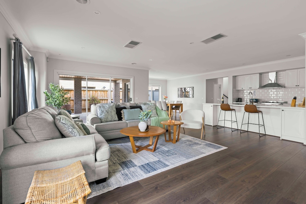 StayAU Contemporary 5BRM Families Home Point Cook