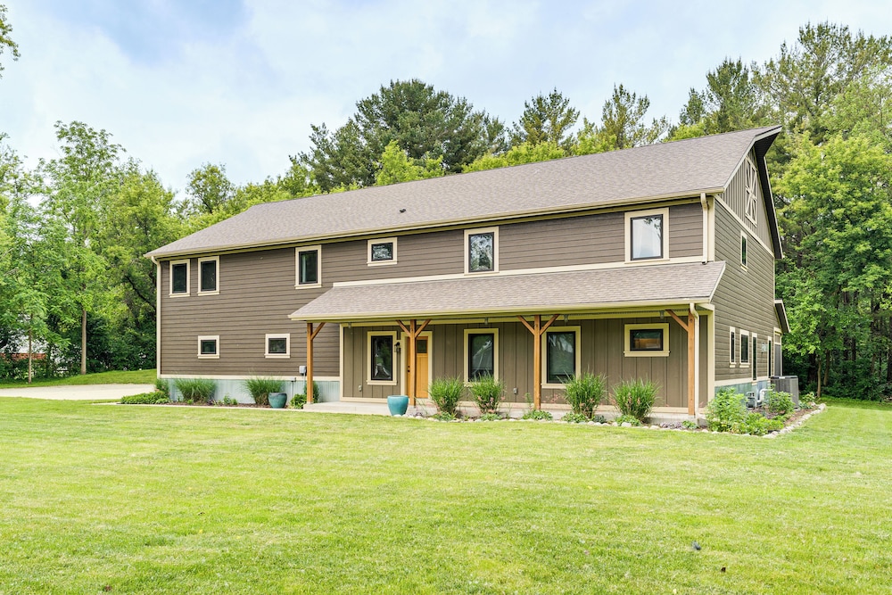 Luxe Barndominium Retreat Near Blue Spring Lake!