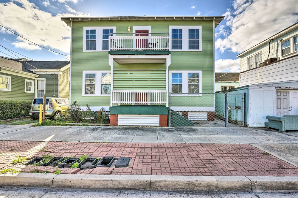 Nautical Galveston Home - Walk to Pleasure Pier! view 3