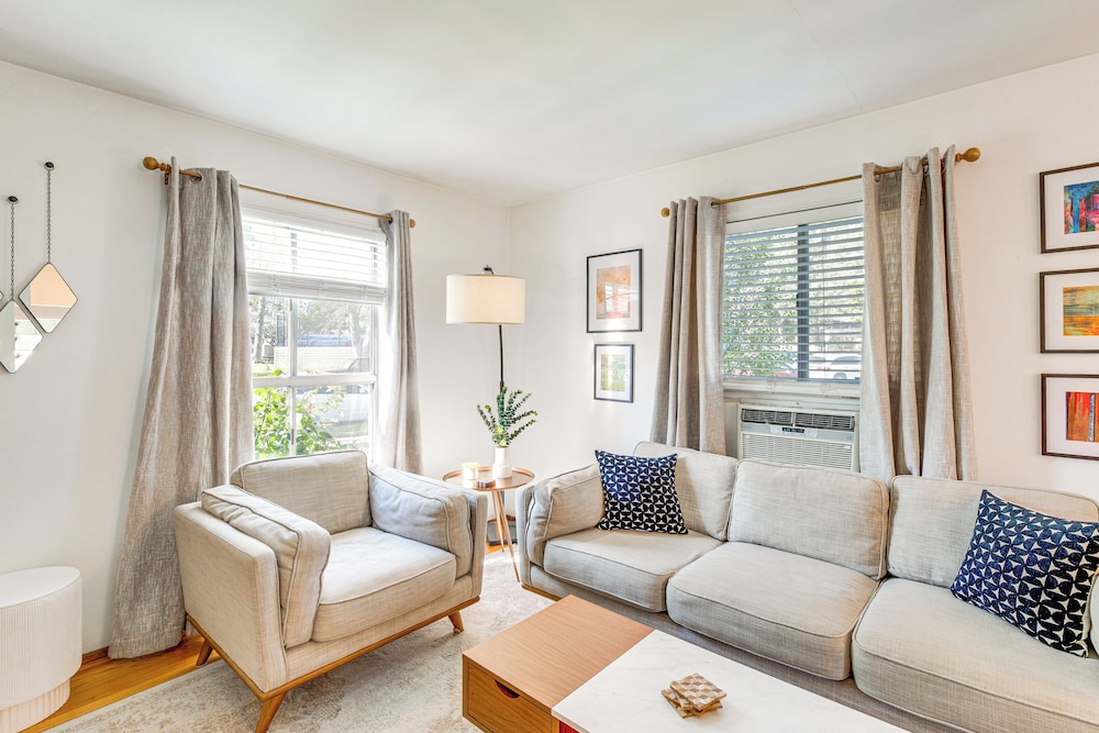 3 Mi to Universal Studios: Chic Home w/ Yard!