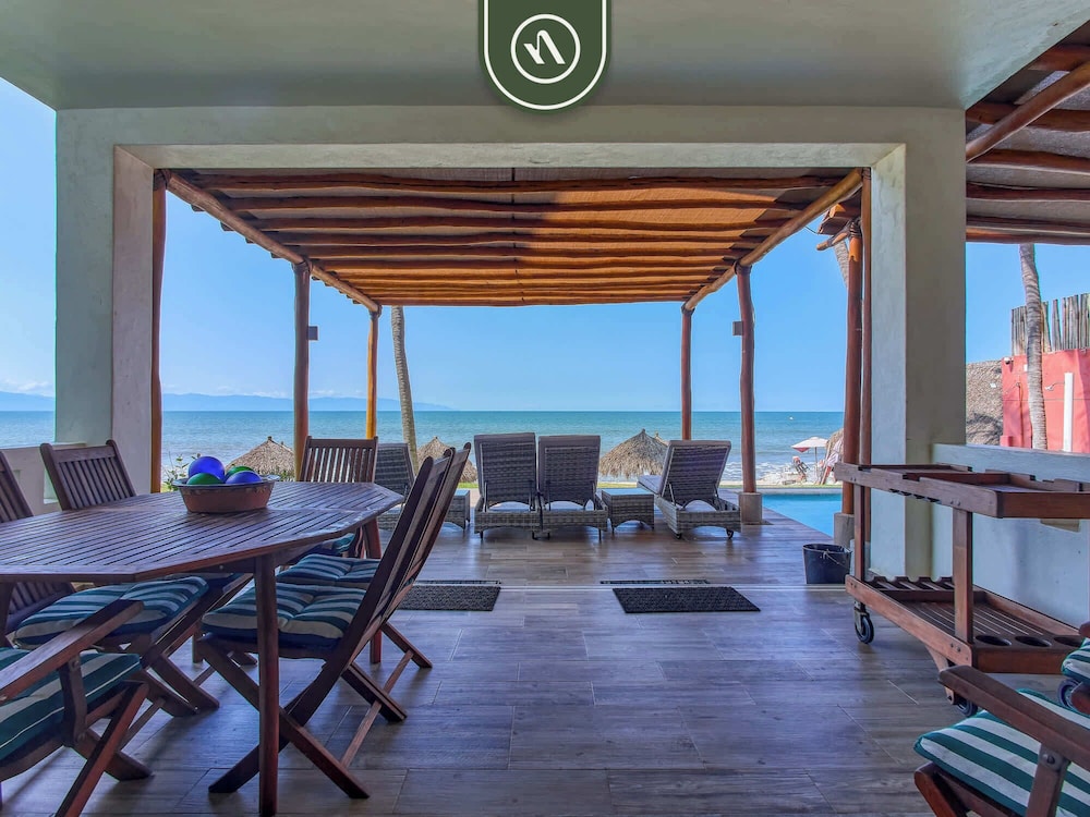 Oceanview 4 BR Condo - Pool - Beach - Terrace