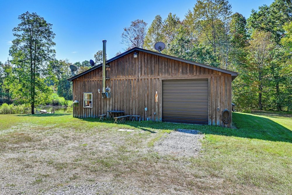 Ohio Hunters Cabin w/ Pond Access: Pets Welcome!