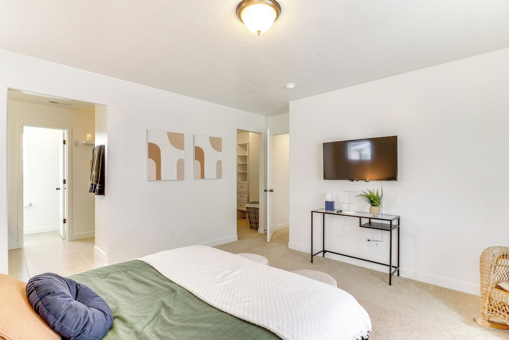 4 Mi to Zions Bank Stadium: Sleek Herriman Retreat