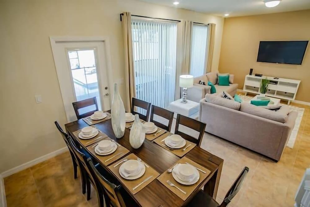 4606 TD - 5BR Townhome Marvel: Private Pool