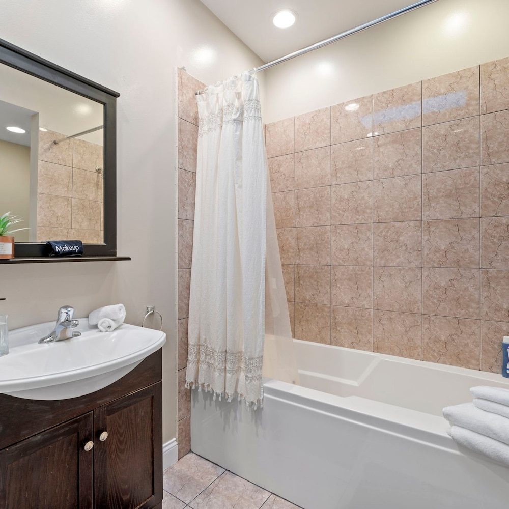 Spacious Luxury Retreat 8 Bed Oasis With 6 Baths