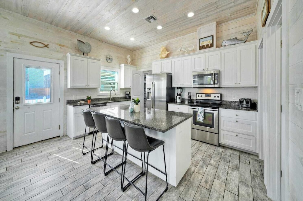 Sleeps 24, 2 Homes 2blocks to the Beach, Pool, Game Room, Patio w/ Outdoor Bar