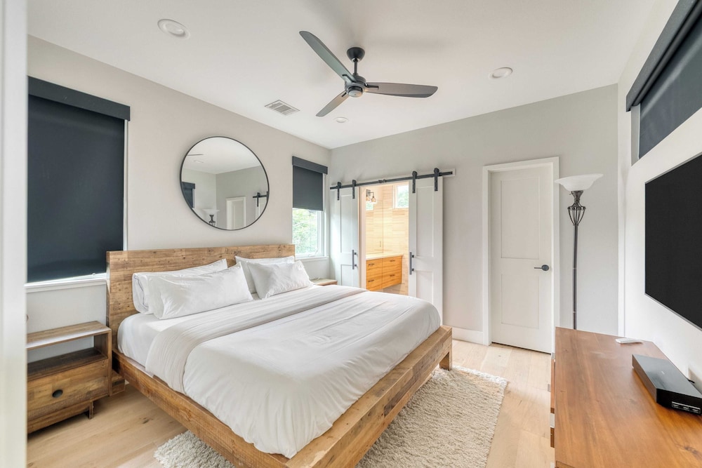 Private Pool, Firepit, Patio Steps to East Austin Dining, Music, Art, Murals