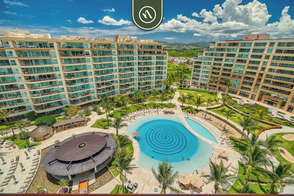 Oceanfront 2 BR Condo - Beach - Restaurant - Gym