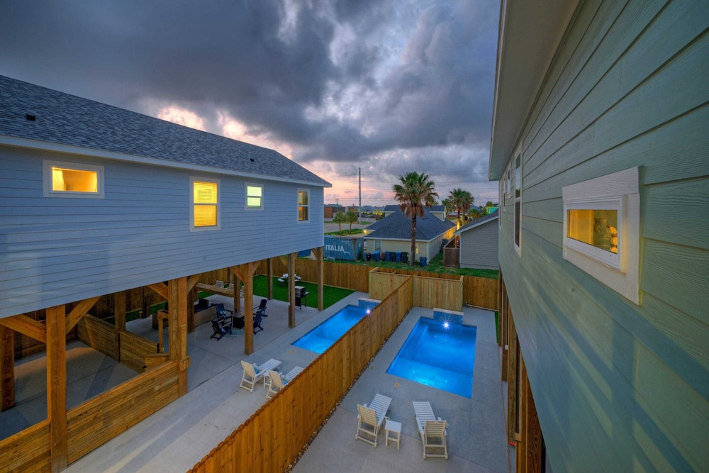 Pool, Firepit + Golf Cart Zone + Near Beach Looney Dunes by Avantstay