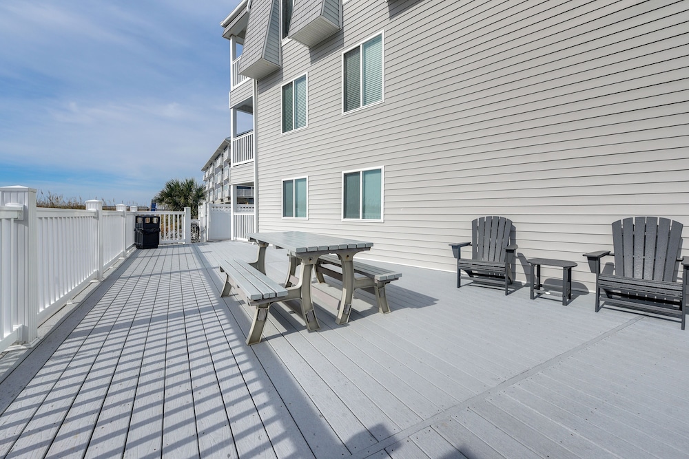 Steps to Beach: NMB Condo w/ Balcony & Pool Access