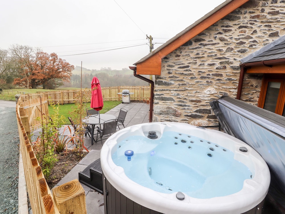 Cut Moch, Plas Moelfre Hall Barns