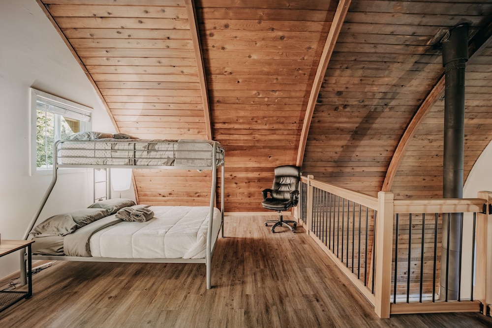 78mbr - Wood Stove - Wifi - Pets Ok - BBQ - Sleeps 6 view 2