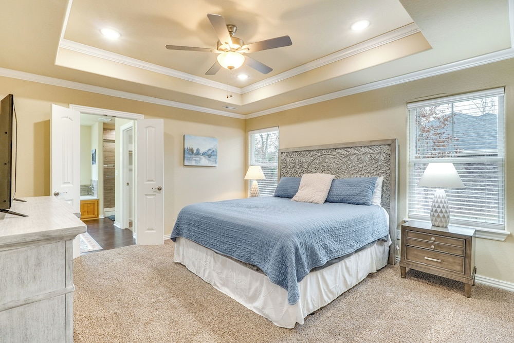 Table Rock Lake Retreat: Walk to Shore!