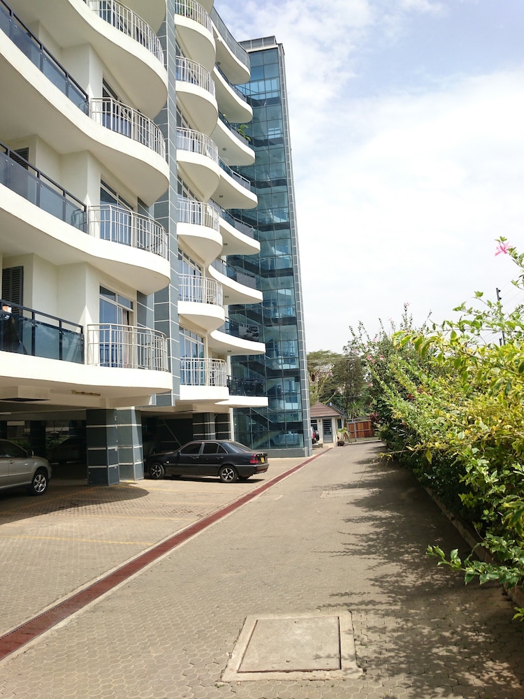Tomax Apartments Brooks photo 3