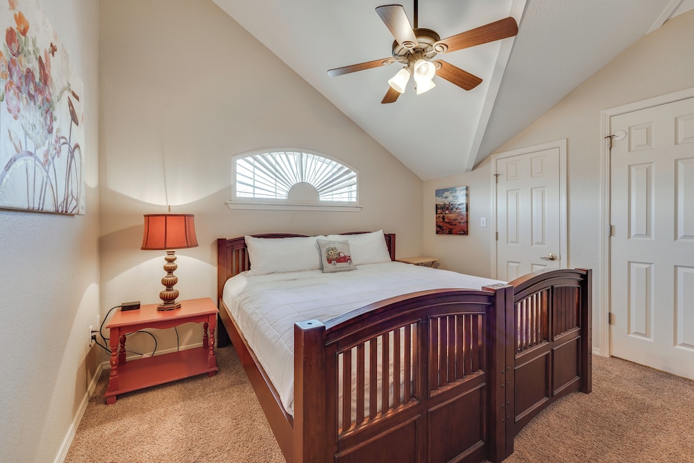 Walk to Branson Strip: Inviting Condo!