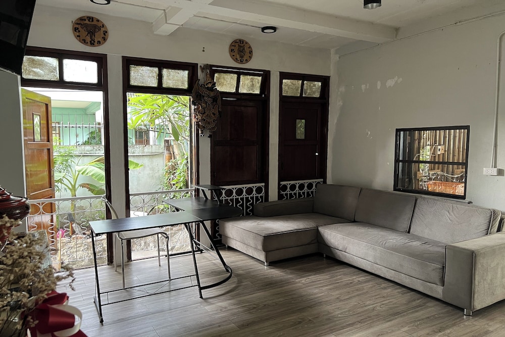 Orchid Hostel Near Bumrungrad Hospital and Nana Market