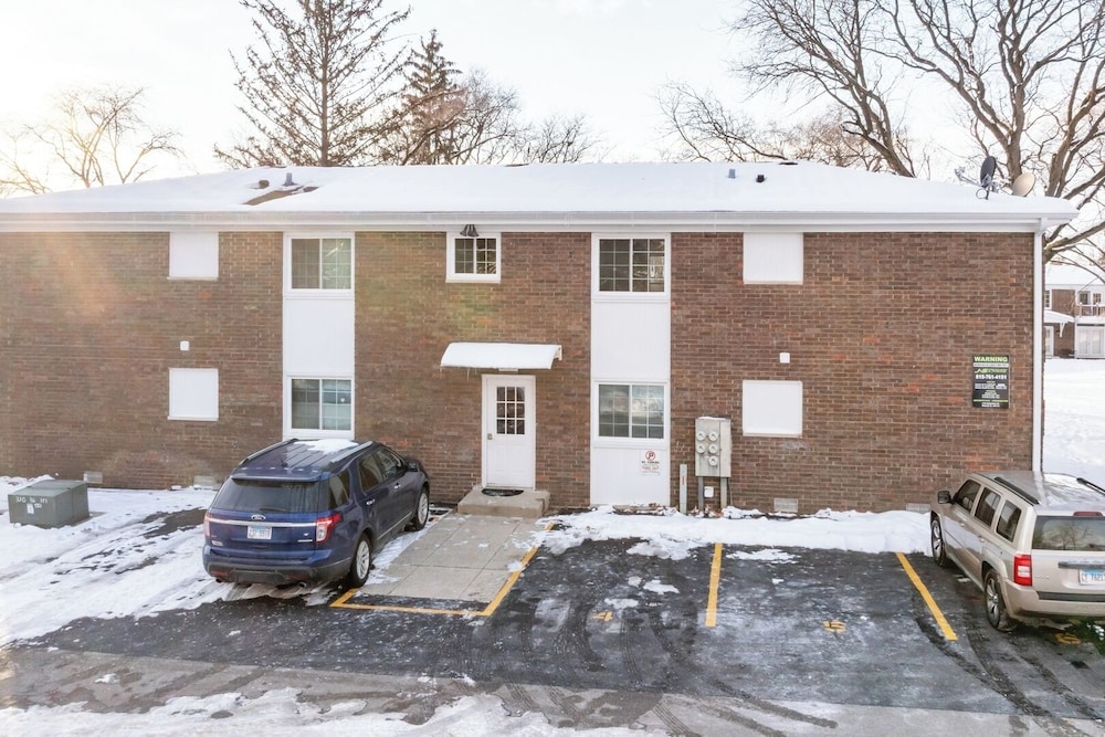 Modern 1BR Apt Near Lake & Downtown
