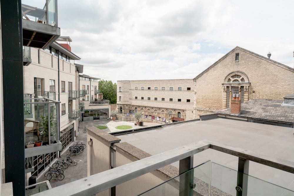 Oxford Vacations - Oxford Castle View Apartment - Property Image 8