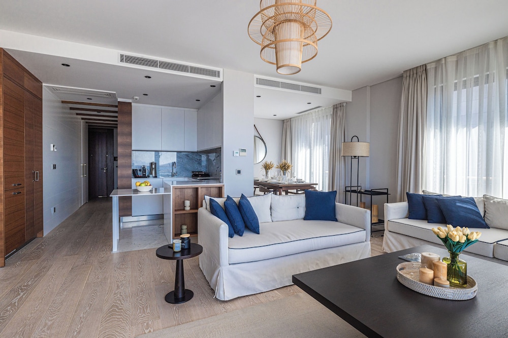 1-Bedroom Seafront Flat with Hotel Amenities