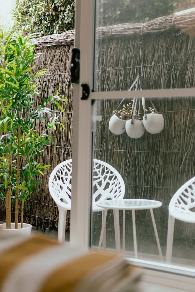 Bright Beachfront Studio With Terrace Aircon