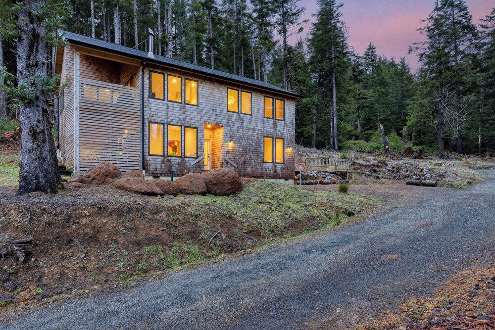 Rustic Arch Cape Getaway w/ Vibrant Interior Walk to the Beach Cape Wonder