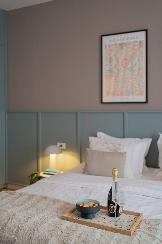 Loggia & Luxe 4BR Penthouse in Universitatii Area