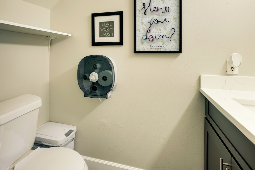 4 Mi to Iah: Suburban Houston Townhome