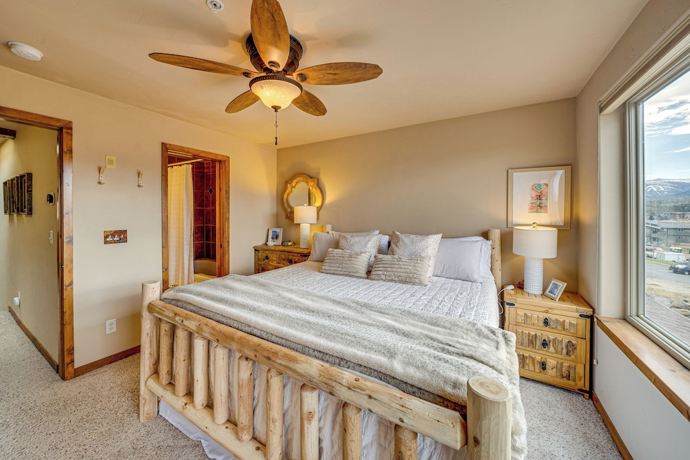 6 Mi to Winter Park Resort: Townhome w/ Hot Tub!