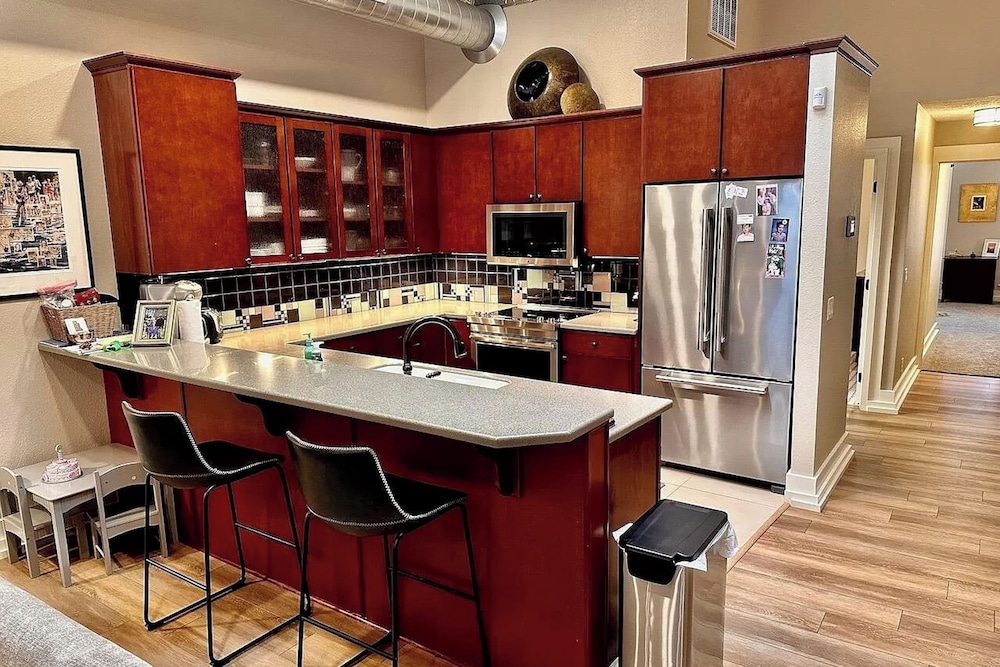 2BR Updated Dtwn Condo: Streaming, Patio, W & D