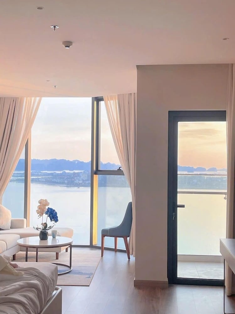 Sea view Àlacarte Ha Long Bay Apartment