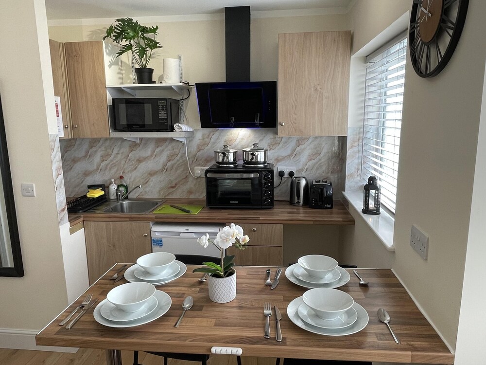 Spacious one Bedroom Apartment With Free Parking view 5
