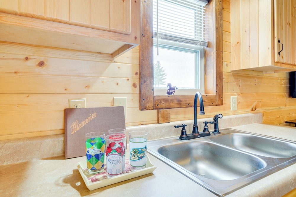 La Grange Cabin on a Racehorse Farm w/ Pond Views!