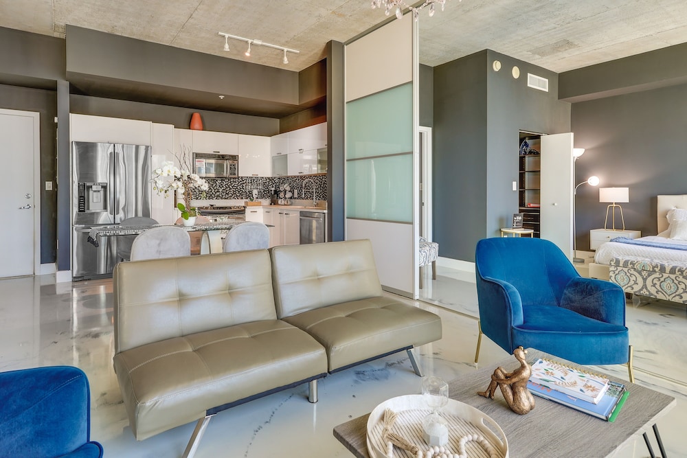Luxe Downtown Miami Apt: Balcony, Pools, City View