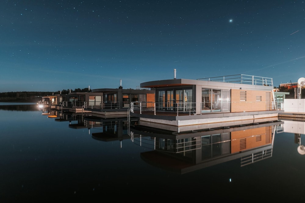 Hausboot am See