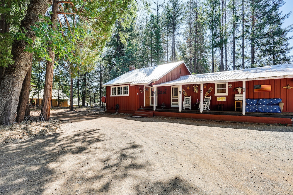 < 2 Mi to Trinity Lake: Norcal Getaway w/ BBQ