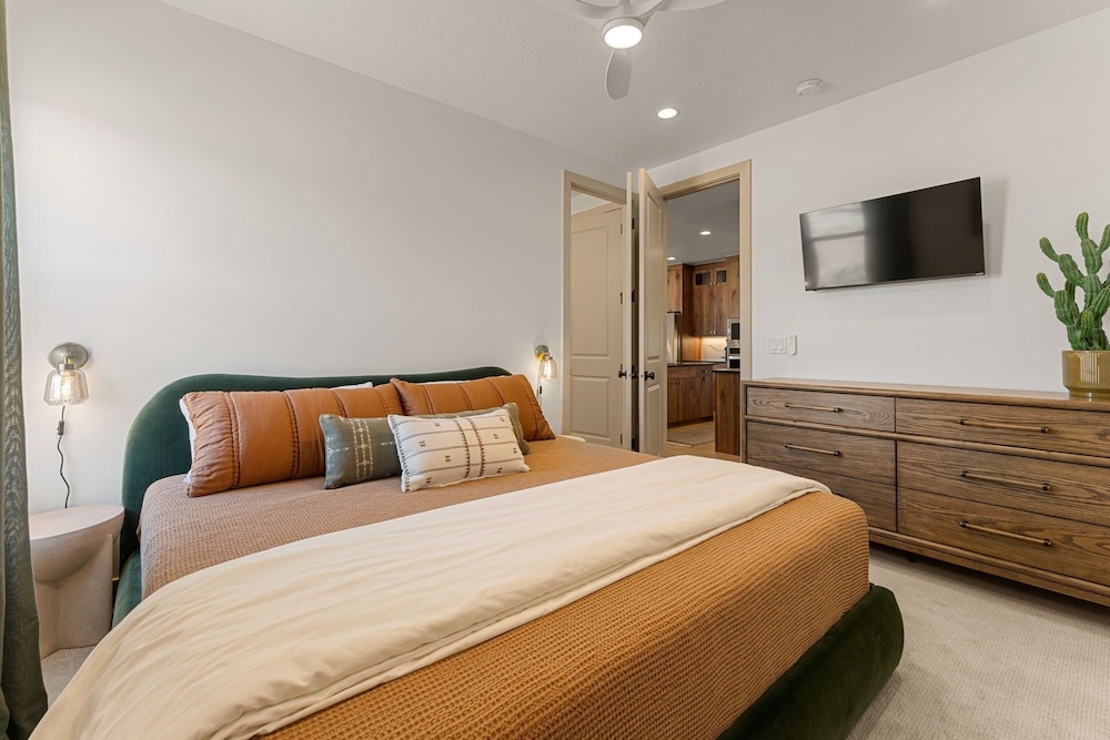 Country Is Cool Again 5 Bedroom Townhouse