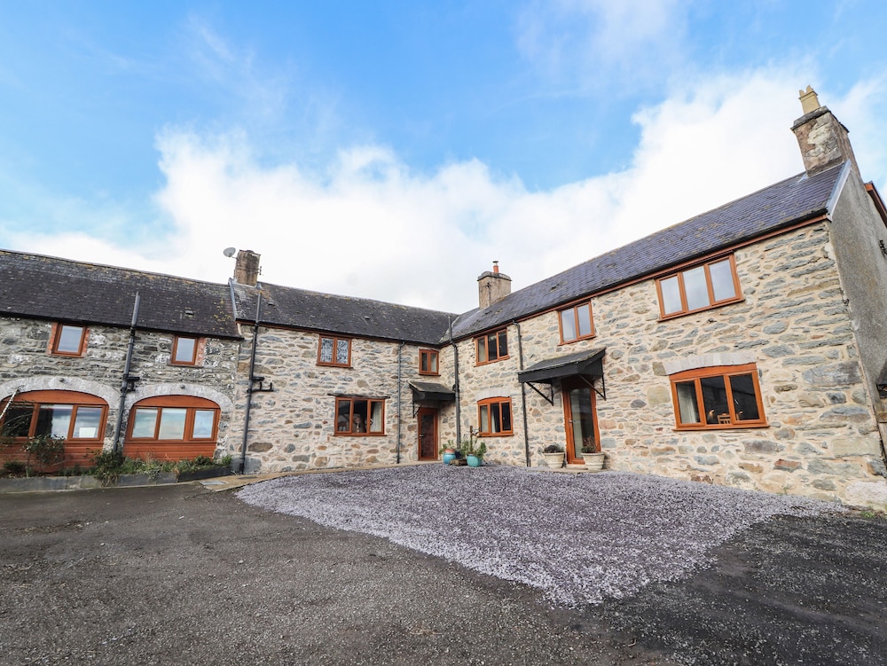 Maestyddyn Farm House