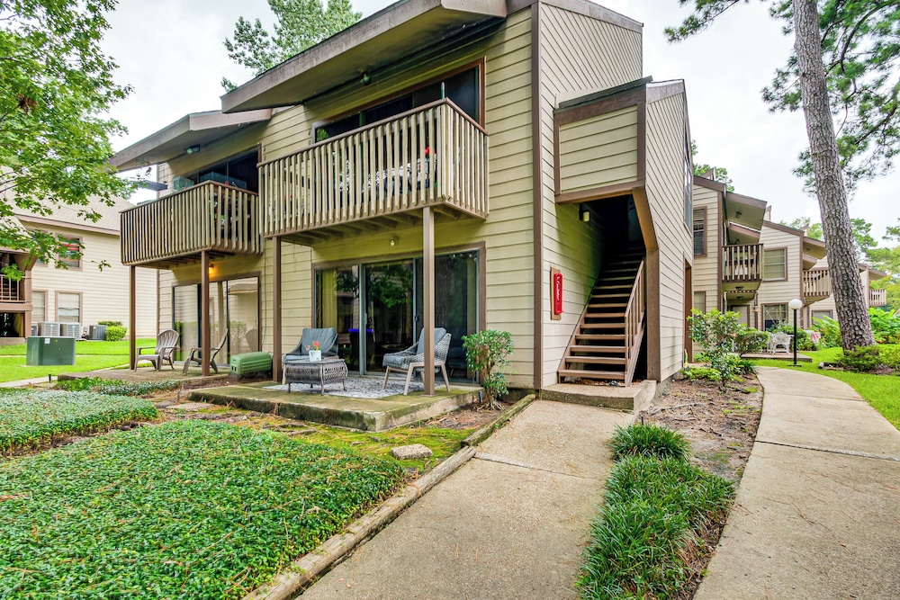 Walk to Lake Conroe - Condo w/ Community Perks!