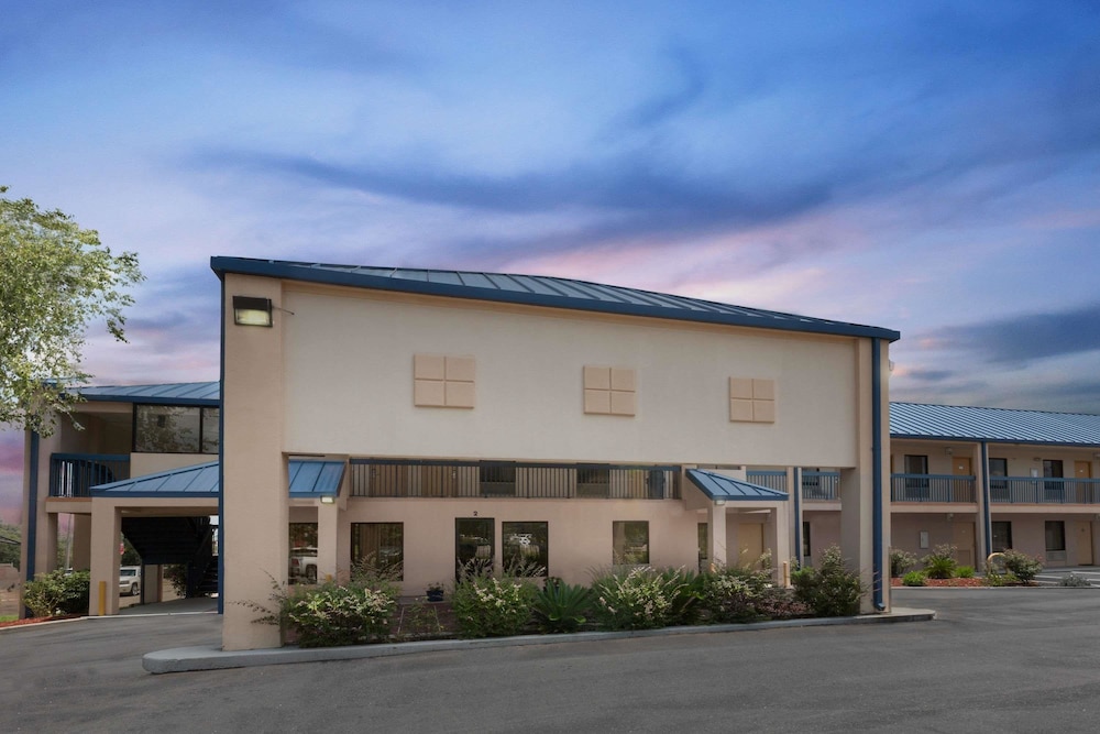 Hattiesburg Vacations - Super 8 by Wyndham Hattiesburg South - Property Image 1