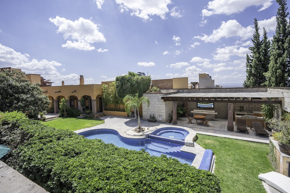 Angelic Centro 2BR with Pool view 4