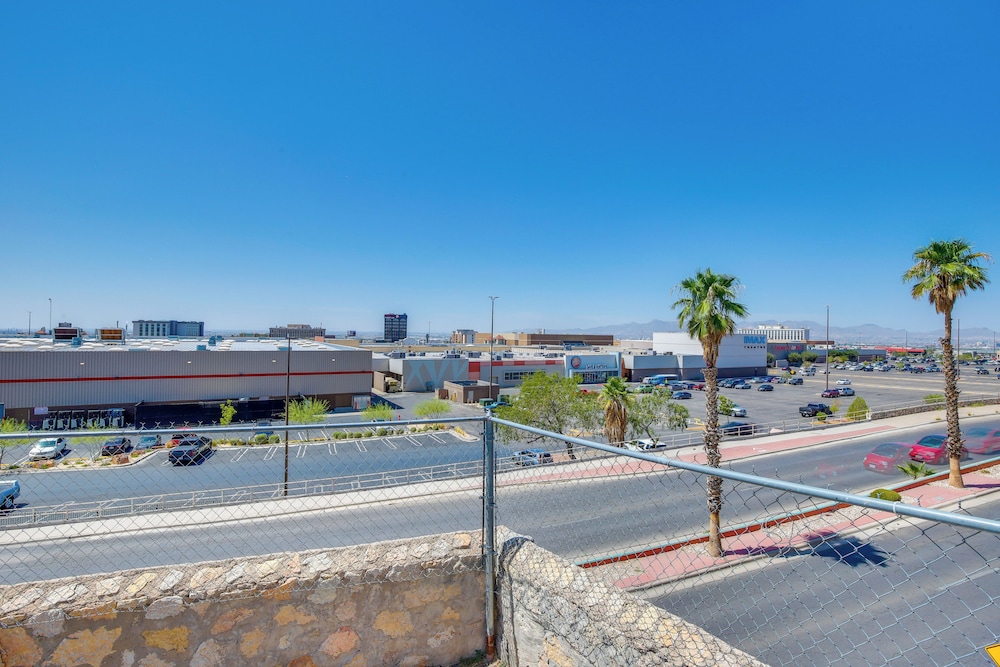 El Paso Home ~ 2 Mi to University Medical Center!